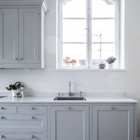 Silestone Lagoon countertop kitchen sample, elegant white quartz with subtle veining for a modern kitchen design.